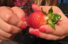 Erdbeerstrunk entfernen