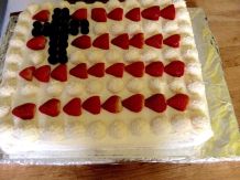 Schneller Konfirmationskuchen mit Raffaellos und Erdbeeren