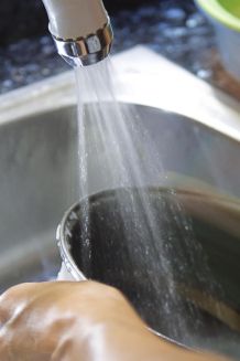 Fett aus Pfannen oder Töpfen ausspülen ohne Abfluss zu verstopfen