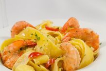 Safran-Bandnudel mit Garnelen und Dill-Sahne-Curry-Soße