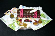 Ein Kuchen als Schatztruhe für Geldgeschenke