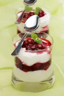 Creme mit weißer Schokolade und Kirschen