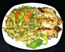 Krosse Hähnchenschnitzel an Knoblauchnudeln mit Spinat