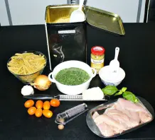 Krosse Hähnchenschnitzel an Knoblauchnudeln mit Spinat