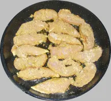 Krosse Hähnchenschnitzel an Knoblauchnudeln mit Spinat