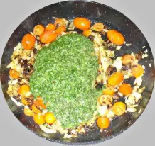 Krosse Hähnchenschnitzel an Knoblauchnudeln mit Spinat