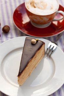 Nougat-Sahne-Torte mit Knusperboden