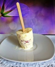 Vanilleeis mit Erdbeerkern und Müsli
