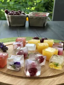 Saft einfrieren: Eiswürfel aus Fruchtsaftresten