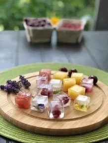 Saft einfrieren: Eiswürfel aus Fruchtsaftresten