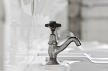 Gerüche aus selten benutzten Waschbecken unterdrücken