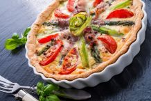 Quiche mit grünem Spargel und Tomaten