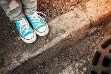 Weißen Rand am Schuh reinigen