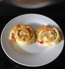 Blätterteigschnecken mit Schmand und Bacon