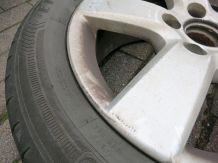 Alufelgen oder Flecken auf Autolack säubern mit Benzin