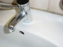 Schlecht erreichbare Stellen mit Zahnseide putzen