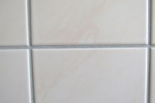 Mit Nagellackentferner gegen Schimmel in der Dusche