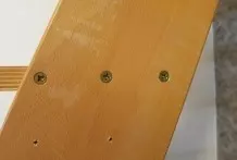 Durchgedrehte Holzschrauben mit Streichholz wieder festdrehen