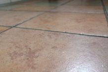 Ausbesserung von Wand- und Bodenfliesen