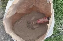 Motorölflecken von grauen Pflastersteinen mit Zement entfernen