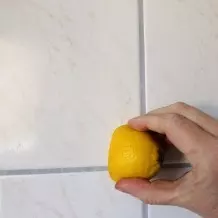 Zementschleier entfernen mit Zitrone