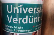 Lasur und Farben aus Bekleidung mit Verdünner entfernen
