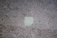 Ölflecken auf Garagenboden oder Steinböden mit Katzenstreu entfernen