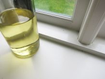 Weiße Fugen an Fenstern mit Speiseöl weiß machen