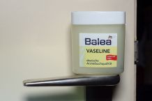 Vor Malerarbeiten mit Vaseline vorbeugen