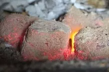 Grillkohle brennt in 2 Minuten