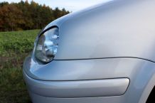 Kunststoffteile am PKW mit Motoröl auffrischen