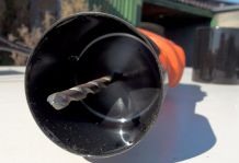 Bohrstaub beim Senkrechtbohren mit Spraydosendeckel vermeiden