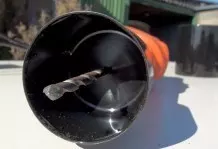 Bohrstaub beim Senkrechtbohren mit Spraydosendeckel vermeiden