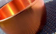 Glänzendes Kupfer mit Zitrone