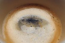 Dunkle Haare mit Kaffee spülen