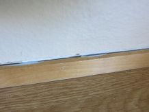 Spalt zwischen Wand und Sockelleiste unsichtbar machen