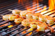 Auf dem Grill: Kleine Würstchen oder Garnelen einfach wenden