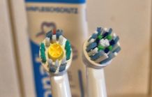 Aufsatzbürsten elektrischer Zahnbürsten reinigen