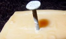 Nägel in hartes Holz schlagen