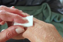 Blutverschmierte Arme und Kleidung vermeiden