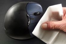 Tastatur und Maus mit Toilettenfeuchttüchern reinigen