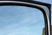 Autoscheiben nach dem Reinigen blank putzen