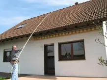 Moos, Flechten und Algen von Dach und Fassade entfernen