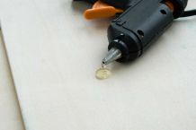 Mit Heisskleber Kabel verlegen