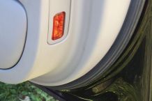 Autotüren mit Weichspüler einreiben
