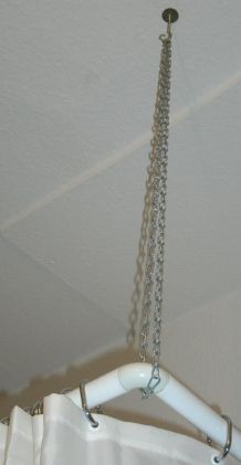 Duschvorhangstange über Badewanne mit Kette sichern