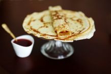 Pfannkuchen in der Pfanne grillen