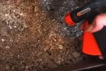 Asche aus offenem Kamin entfernen: vorher anfeuchten