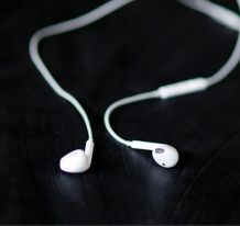 Kopfhörer mit Klebeband reinigen