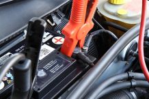Autobatterie laden und überbrücken
